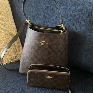 COACH BUCKET PURSE DARK BROWN AND MATCHING WALLET